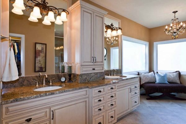 Traditional bathroom with Double Vanity